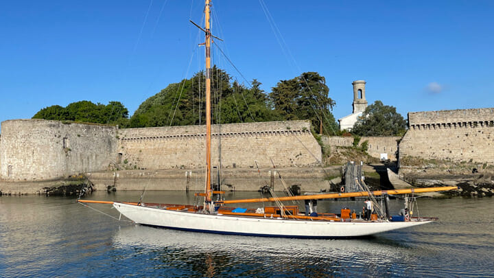 the sailing superyacht Moonbeam IV