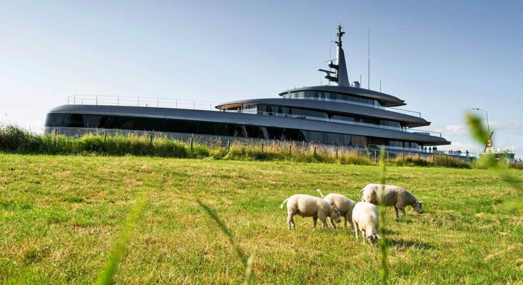 the Feadship yacht Obsidian