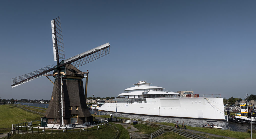 the transport of the Feadship yacht Project 824
