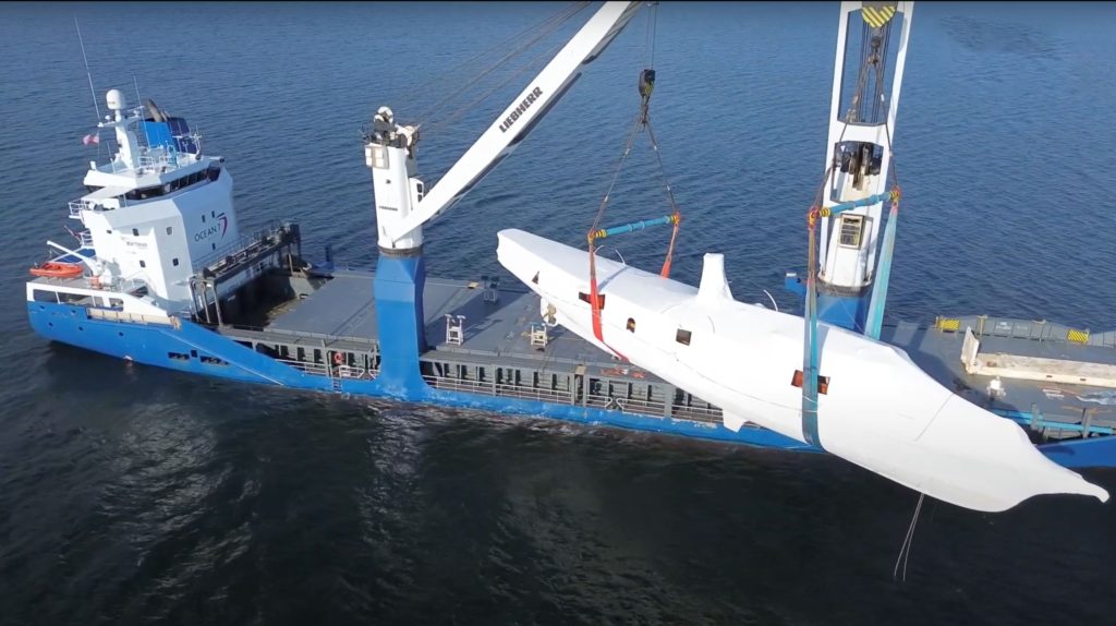 yacht Cangarda loading for transport to Turkey