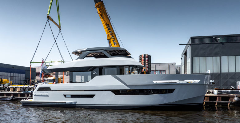 Outer Reef 780 Adventure yacht launch