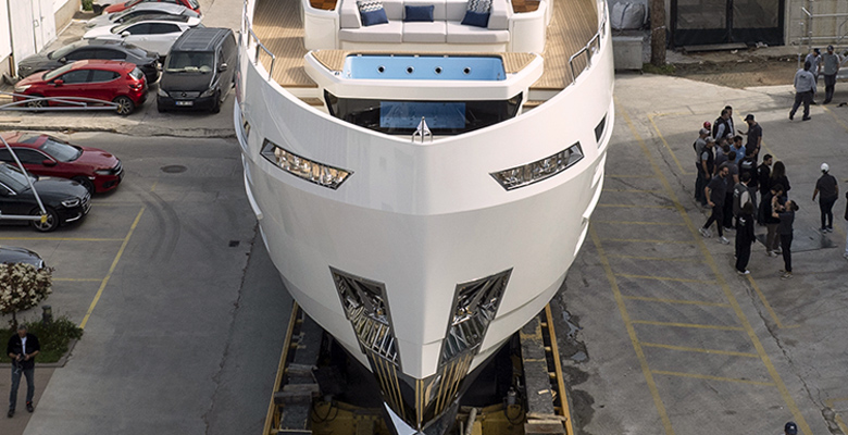 Lazzara UHV 100 yacht launch