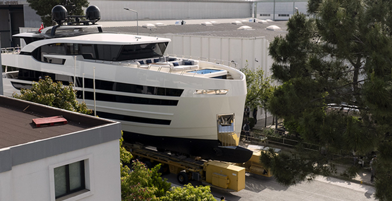 Lazzara UHV 100 yacht launch