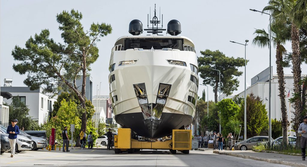 Lazzara UHV 100 yacht launch