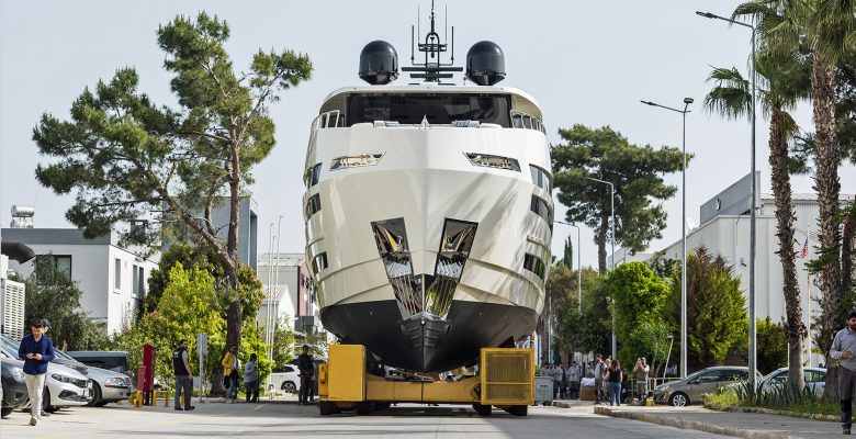 Lazzara UHV 100 yacht launch