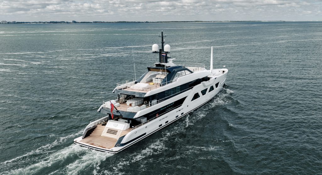 yacht QU2 delivery