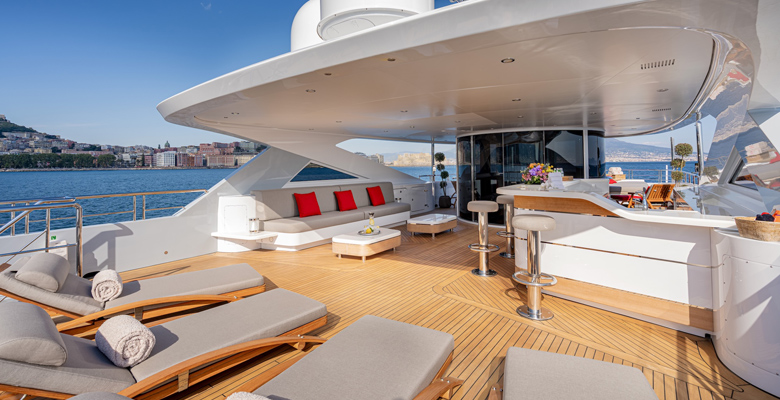 yacht 2 Ladies sundeck
