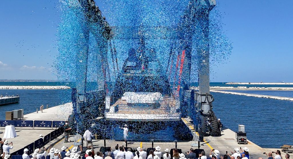yacht Fast Naan launch