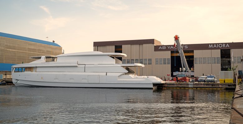 Maiora 42 Exuma yacht hull transfer