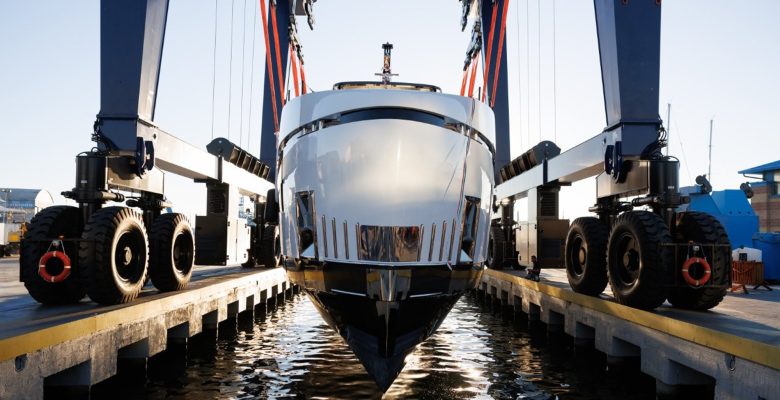 Azimut Magellano 27M yacht launch